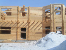 Нужно ли строить деревянный дом в зимний период